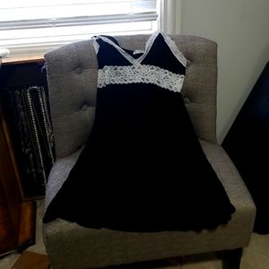 Ekouaer XL black chemise with white lace details